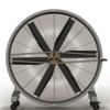 Ventilador de pie móvil industrial HDY de gran diámetro, vista frontal, con estructura metálica y aspas de alto rendimiento.