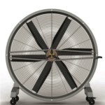 Ventilador de pie móvil industrial HDY de gran diámetro, vista frontal, con estructura metálica y aspas de alto rendimiento.